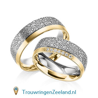 Trouwringen in 14 of 18 karaat geelgoud met bloemmotief mat/glans en rand glans gepolijst 7,0 mm. breedte met in de damesring 15 diamanten per paar 