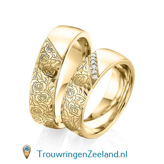 Trouwringen in 14 of 18 karaat geelgoud halve ring met met bloemmotief en halve ring glad gepolijst 6,0 mm. breedte met in de damesring 6 diamanten schuin gezet per paar 