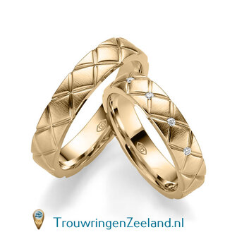 Trouwringen in 14 of 18 karaat witgoud chesterfield look dwars mat met gepolijste groeven 4,5 mm. breedte met in de damesring 5 diamanten per paar 