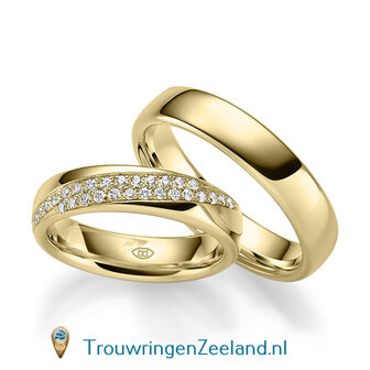 Trouwringen in 14 of 18 karaat witgoud glad gepolijst 5,0 mm. breedte met in de damesring 28 diamanten in 2 rijen schuin gezet per paar 