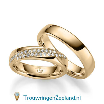 Trouwringen in 14 of 18 karaat witgoud glad gepolijst 5,0 mm. breedte met in de damesring 28 diamanten in 2 rijen schuin gezet per paar 