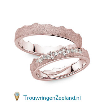 Trouwringen in 14 of 18 karaat witgoud glamour mat 4,5 mm. breedte in de vorm van een kroon met in de damesring 14 diamanten als kroon gezet per paar 