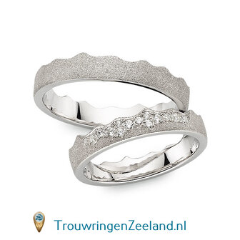 Trouwringen in 14 of 18 karaat witgoud glamour mat 4,5 mm. breedte in de vorm van een kroon met in de damesring 14 diamanten als kroon gezet per paar 