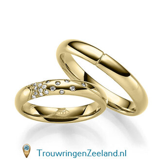 Trouwringen in 14 of 18 karaat witgoud glans gepolijst 4,0 mm. breedte met in de damesring 18 diamanten creatief gezet per paar 