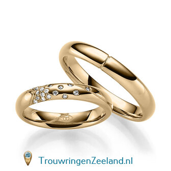 Trouwringen in 14 of 18 karaat witgoud glans gepolijst 4,0 mm. breedte met in de damesring 18 diamanten creatief gezet per paar 