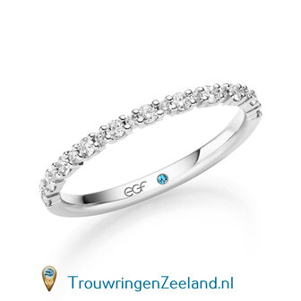 Trouwring  in 14 of 18 karaat witgoud Memoirering met 21 diamanten afwisselend grote en kleine diamant en waardoor optimale fonkeling