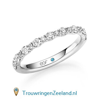 Trouwring  in 14 of 18 karaat witgoud Memoirering met 17 diamanten afwisselend grote en kleine diamant en waardoor optimale fonkeling