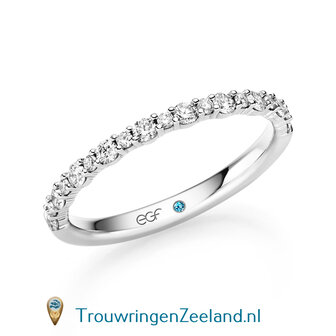 Trouwring  in 14 of 18 karaat witgoud Memoirering met 19 diamanten afwisselend grote en kleine diamant en waardoor optimale fonkeling