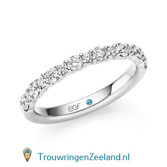 Trouwring  in 14 of 18 karaat witgoud Memoirering met 15 diamanten afwisselend grote en kleine diamant en waardoor optimale fonkeling