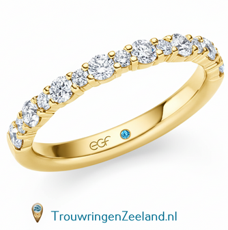Trouwring  in 14 of 18 karaat geelgoud Memoirering met 15 diamanten afwisselend grote en kleine diamant en waardoor optimale fonkeling