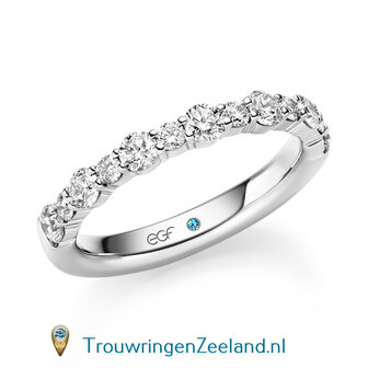 Trouwring  in 14 of 18 karaat witgoud Memoirering met 13 diamanten afwisselend grote en kleine diamant en waardoor optimale fonkeling