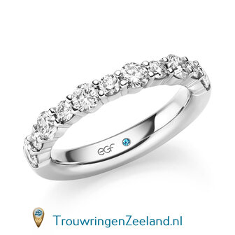 Trouwring  in 14 of 18 karaat witgoud Memoirering met 11 diamanten afwisselend grote en kleine diamant en waardoor optimale fonkeling