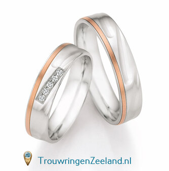 Trouwringen in zilver golvend glans met 14 karaat roodgoud mat en 5 diamanten schuin gezet per paar 