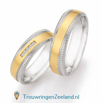 Trouwringen in zilver met parelranden  en middendeel 14 karaat geelgoud glans gepolijst en 5 diamanten schuin gezet per paar 
