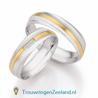 Trouwringen in zilver met golven glans gepolijst met 14 karaat geelgoud golf mat en 3 diamanten in de golf gezet per paar 