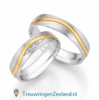 Trouwringen in zilver met golven mat met 14 karaat geelgoud golf glans gepolijst en 3 diamanten in een ovaal gezet per paar 