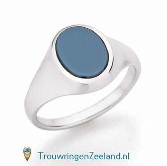 Zegelring dames in 14 karaat geelgoud 10 x 8 mm. glans gepolijst met ovalen zetting van een lichtblauwe lagensteen