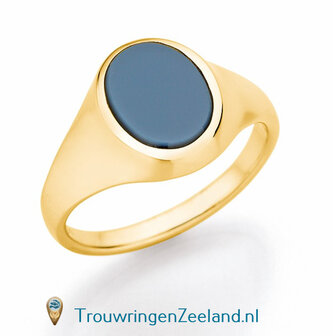 Zegelring dames in 14 karaat geelgoud 10 x 8 mm. glans gepolijst met ovalen zetting van een lichtblauwe lagensteen