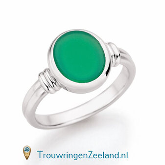 Zegelring dames in 14 karaat geelgoud 10 x 8 mm. glans gepolijst met ovalen Romeinse zetting van groen agaat edelsteen