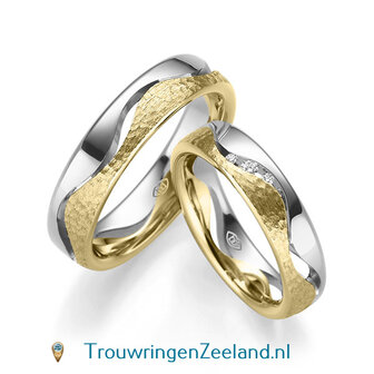 Trouwringen in 8, 14 of 18 karaat geelgoud glans gepolijst en gehamerd mat 5,0 mm. breedte met 5 open golven en in de damesring 3 diamanten per paar 