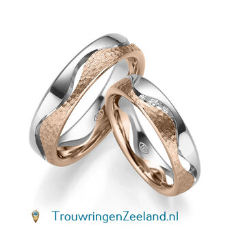 Trouwringen in 8, 14 of 18 karaat witgoud glans gepolijst en gehamerd mat 5,0 mm. breedte met 5 open golven en in de damesring 3 diamanten per paar 