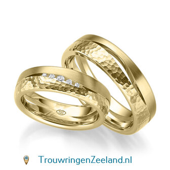 Trouwringen in 8, 14 of 18 karaat geelgoud glans gepolijst en gehamerd mat 6,0 mm. breedte met 3 open golven en in de damesring 5 diamanten per paar 