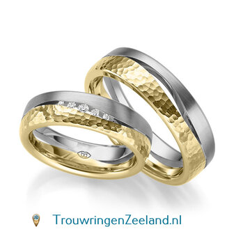 Trouwringen in 8, 14 of 18 karaat geelgoud glans gepolijst en gehamerd mat 6,0 mm. breedte met 3 open golven en in de damesring 5 diamanten per paar 