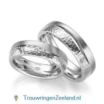 Trouwringen in 8, 14 of 18 karaat witgoud glans gepolijst en gehamerd mat 6,0 mm. breedte met 3 open golven en in de damesring 5 diamanten per paar 