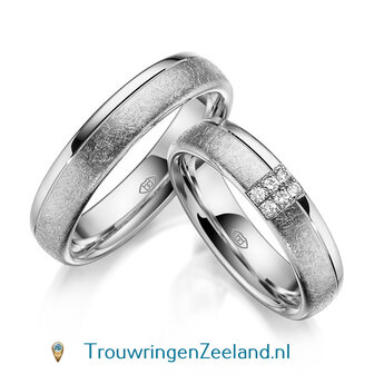 Trouwringen in 14 of 18 karaat geelgoud glans gepolijst en ijsmat 5,0 mm. breedte en in de damesring 6 diamanten overdwars gezet per paar 