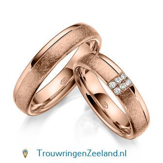 Trouwringen in 14 of 18 karaat witgoud glans gepolijst en ijsmat 5,0 mm. breedte en in de damesring 6 diamanten overdwars gezet per paar 