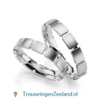 Trouwringen in 14 of 18 karaat witgoud mat met open banen 4,0 mm. breedte en in de damesring 12 diamanten overdwars gezet per paar 