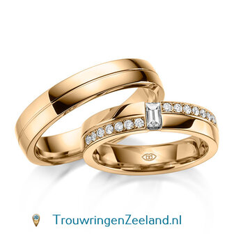 Trouwringen in 14 of 18 karaat witgoud glans gepolijst 4,50 mm. breedte en in de damesring 7 diamanten aan weerszijden en topsteen een baguette geslepen diamant met per paar 
