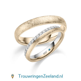 Trouwringen in 14 of 18 karaat witgoud glans en champagne goud ijsmat met in de damesring 19 diamanten in als een kroon gezet per paar