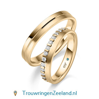 Trouwringen in 14 of 18 karaat geelgoud mat en glans gepolijst met een midden scheidingsvoeg en in de damesring 15 diamanten in een kroon gezet per paar