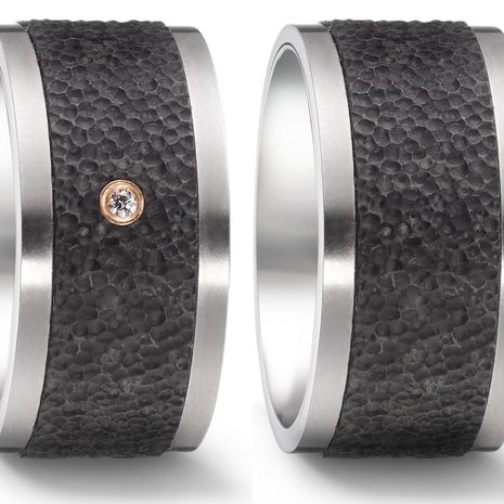 Trouwringen in Carbon, Titanium en 18 karaat roodgoud met diamant(en) per paar