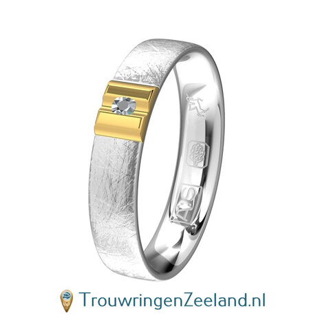 Trouwringen in argentium ijsmat en 14 karaat geelgoud glans in damesring een witte en in herenring zwarte diamant per paar 