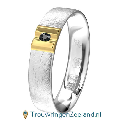 Trouwringen in argentium ijsmat en 14 karaat geelgoud glans in damesring een witte en in herenring zwarte diamant per paar 