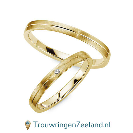 Trouwringen in 8*/14/18 karaat roodgoud mat met V-groef 2,5 mm. breed met in de damesring 1 x 0,008 ct diamant in ovalen zetting