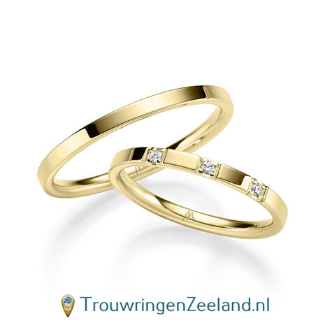 Trouwringen in 8*/14/18 karaat roodgoud glans gepolijst 2,0 mm. breed met in de damesring 3 x 0,015 ct diamanten in 4 puntzetting