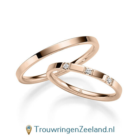 Trouwringen in 8*/14/18 karaat roodgoud glans gepolijst 2,0 mm. breed met in de damesring 3 x 0,015 ct diamanten in 4 puntzetting