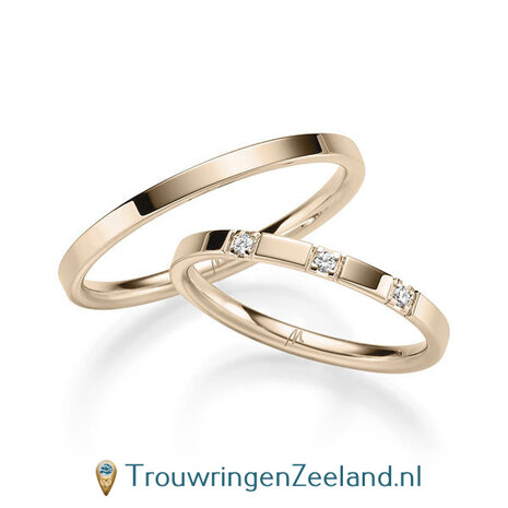 Trouwringen in 8*/14/18 karaat roodgoud glans gepolijst 2,0 mm. breed met in de damesring 3 x 0,015 ct diamanten in 4 puntzetting