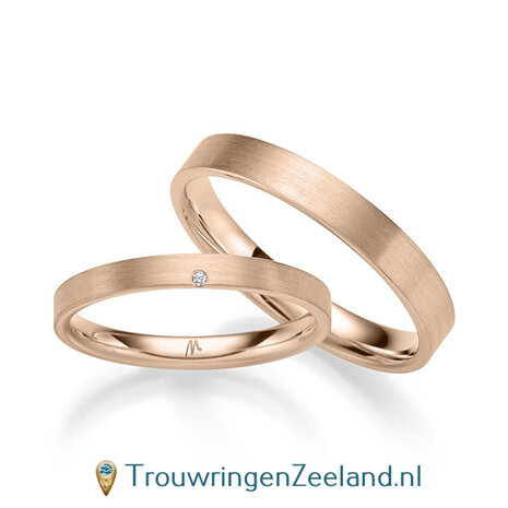 Trouwringen in 8*/14/18 karaat geelgoud mat 2,5 mm. breed met in de damesring 1 x 0.005 ct diamant