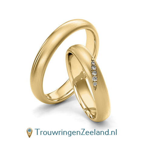 Trouwringen in 8*/14/18 karaat geelgoud mat 4,0 mm. breed met in de damesring  5 diamanten schuin gezet 0,04 ct