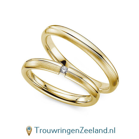 Trouwringen in 14/18 karaat roségoud mat en glans 3,0 mm. breed met 2 golven en in de damesring  1 diamant 0,03 ct 