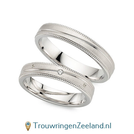 Trouwringen in 8*/14/18 karaat geelgoud mat met parelranden en diagonaal glans en in de damesring 1 diamant 0,025 ct 