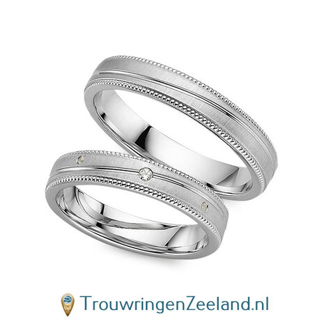 Trouwringen in 14/18 karaat roségoud mat met parelranden en diagonaal glans en in de damesring 1 diamant 0,025 ct 