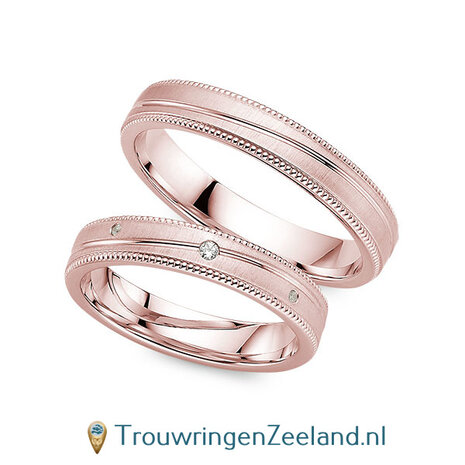 Trouwringen in platina 600 mat met parelranden en diagonaal glans en in de damesring 1 diamant 0,025 ct 