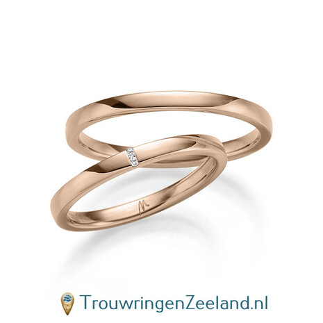 Trouwringen in 8*/14/18 karaat geelgoud glans gepolijst en in de damesring 2 diamanten overdwars 0,010 ct 