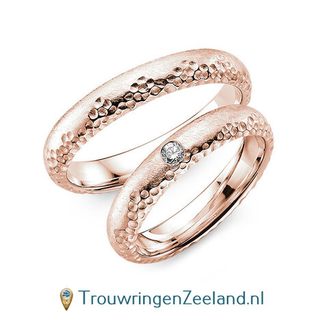 Trouwringen in 14/18 karaat geelgoud ijsmat en hamerslag met in de damesring 1 diamant 0,06 ct 