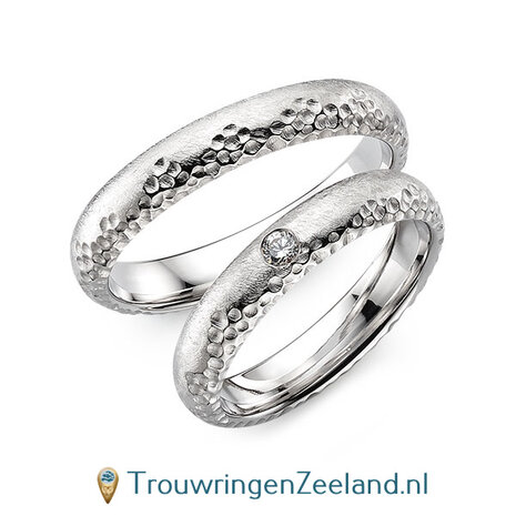 Trouwringen in platina 600/950 ijsmat en hamerslag met in de damesring 1 diamant 0,06 ct 